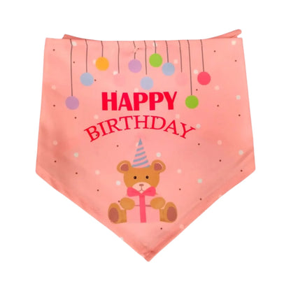Pañuelo rosa decorado con un osito con gorro de cumpleaños y regalo, junto con la frase “feliz cumpleaños”, para mascotas festejadas con estilo.