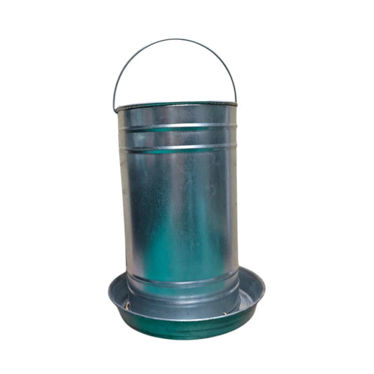 Comedero tipo tolva de lámina galvanizada para pollos, gallinas y conejos, con capacidad desde ½kg hasta 8kg de alimento.