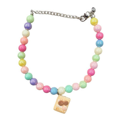 Collar de perlas de colores con dijes