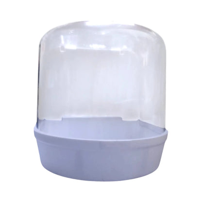 Bañera exterior de plástico transparente con base blanca, ideal para aves pequeñas como canarios y periquitos.