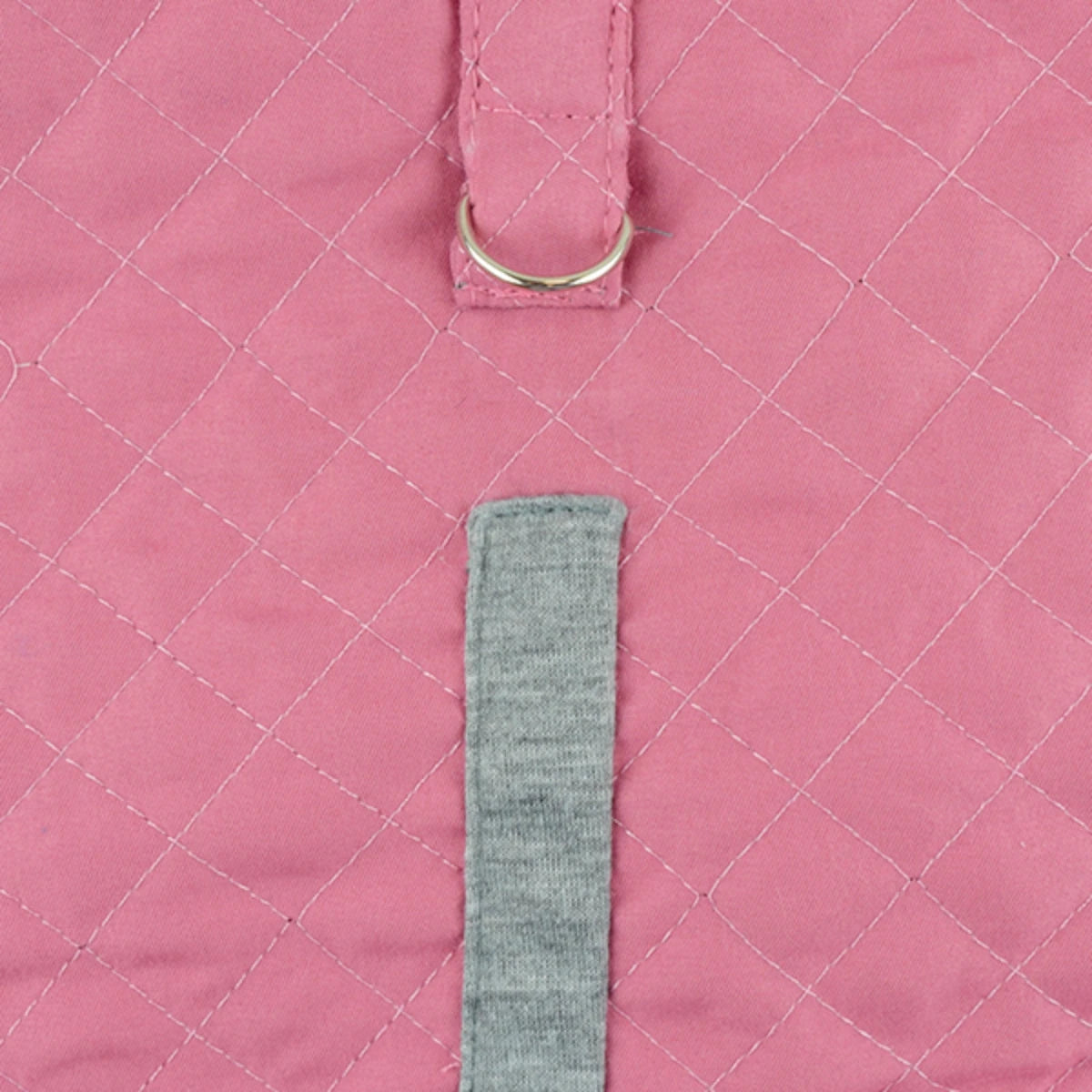 Acercamiento al material acolchado del chaleco Tammy color rosa, y a la argolla para la correa