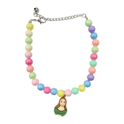 Collar de perlas de colores con dijes