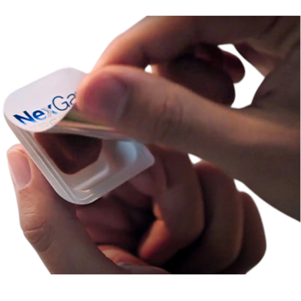 Mano abriendo el blister de Nexgard Spectra para extraer la tableta masticable antipulgas y antigarrapatas.