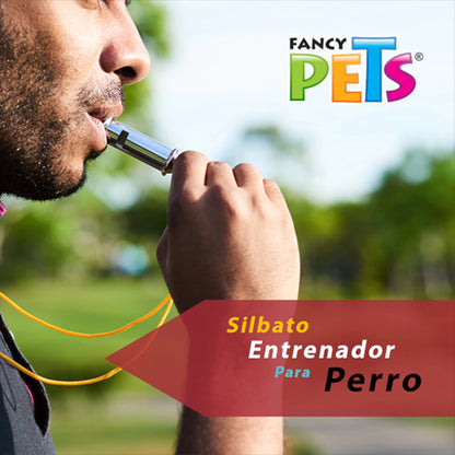 Persona utilizando el silbato de alta frecuencia para llamar la atención de su perro durante una sesión de entrenamiento en el parque.