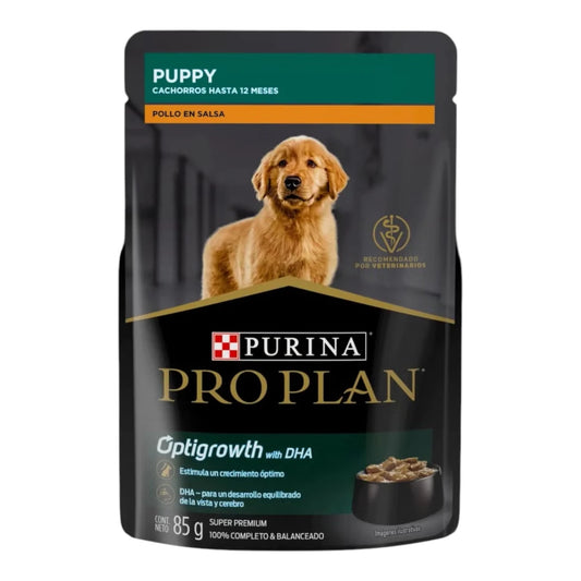 Sobre de 85 g de alimento húmedo Pro Plan sabor Pollo en Salsa para cachorros, con tecnología Optigrowth y DHA para desarrollo cerebral, visual y crecimiento saludable.