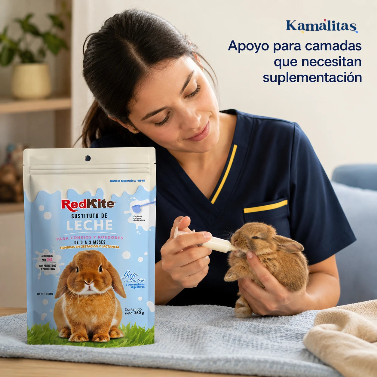 Cuidadora alimenta oralmente a una cría de conejo junto al sustituto de leche RedKite de 360 g.