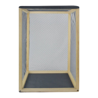 Vista frontal del reptilario de 40x40x60 cm colocado en posición vertical, mostrando su estructura de madera natural y malla fina ideal para simular el hábitat de reptiles pequeños, en Kamalitas.