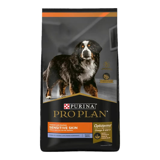 Vista frontal del saco de alimento Pro Plan Adult Sensitive Skin sabor cordero para perros adultos con piel sensible y tecnología OptiDerma.