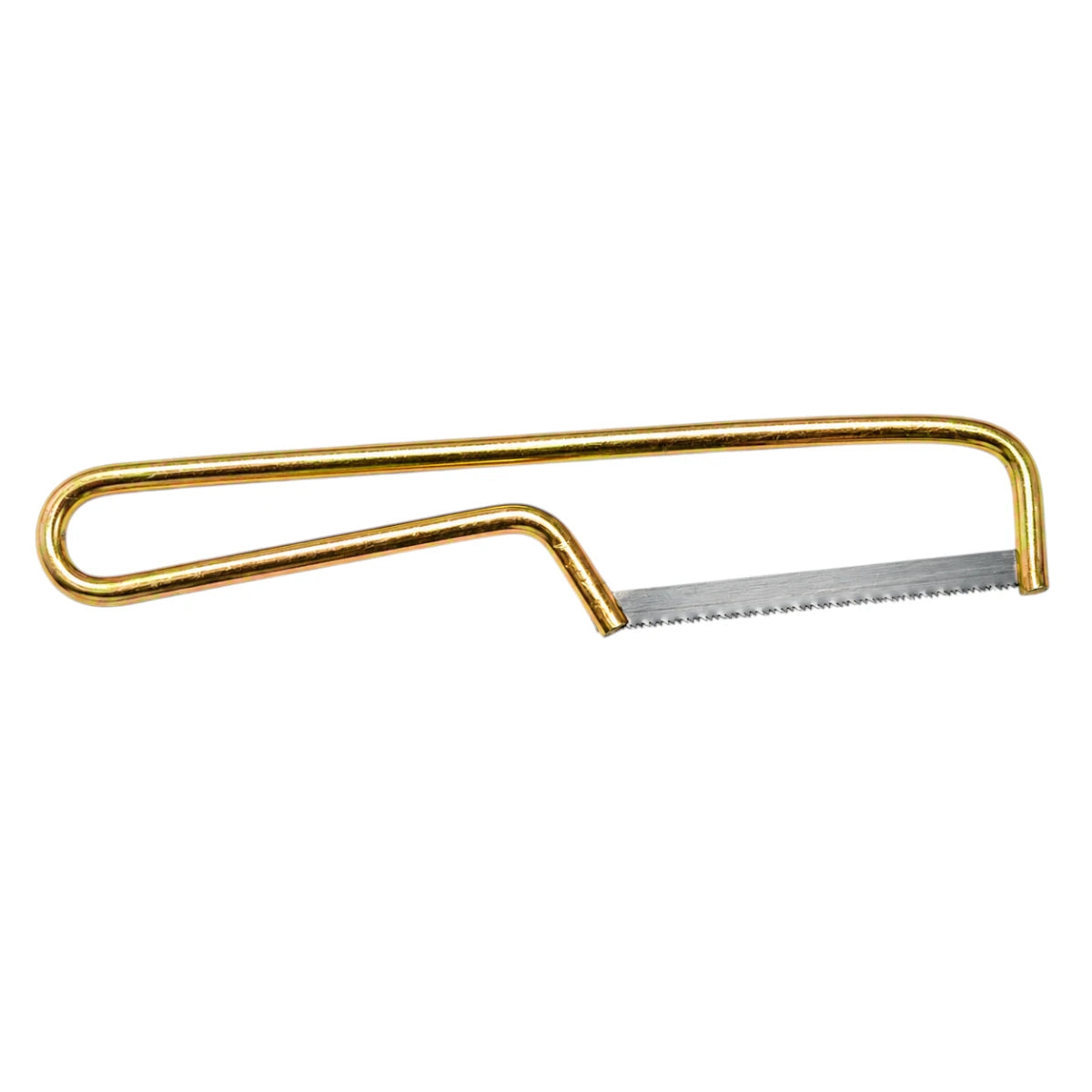 Segueta corta de metal para espolón de gallos con arco ergonómico de color dorado y hoja dentada, fotografiada sobre un fondo blanco limpio, en Kamalitas.
