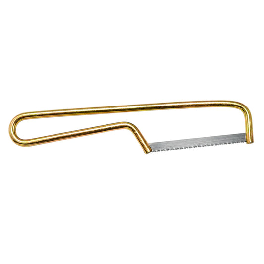 Segueta corta de metal para espolón de gallos con arco ergonómico de color dorado y hoja dentada, fotografiada sobre un fondo blanco limpio, en Kamalitas.