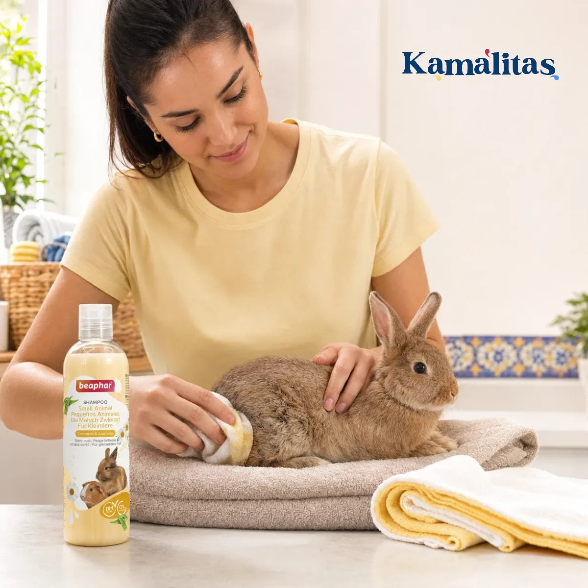 Tutora realizando una limpieza localizada en el pelaje de un conejo con Shampoo Beaphar para pequeños animales y una toalla suave