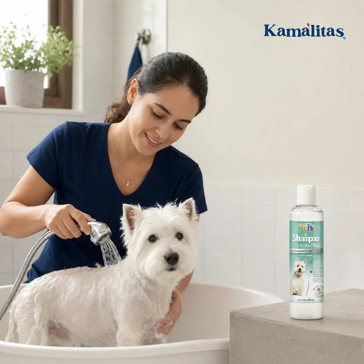 Tutora bañando a un perro con shampoo hidratante de coco Fancy Pets.