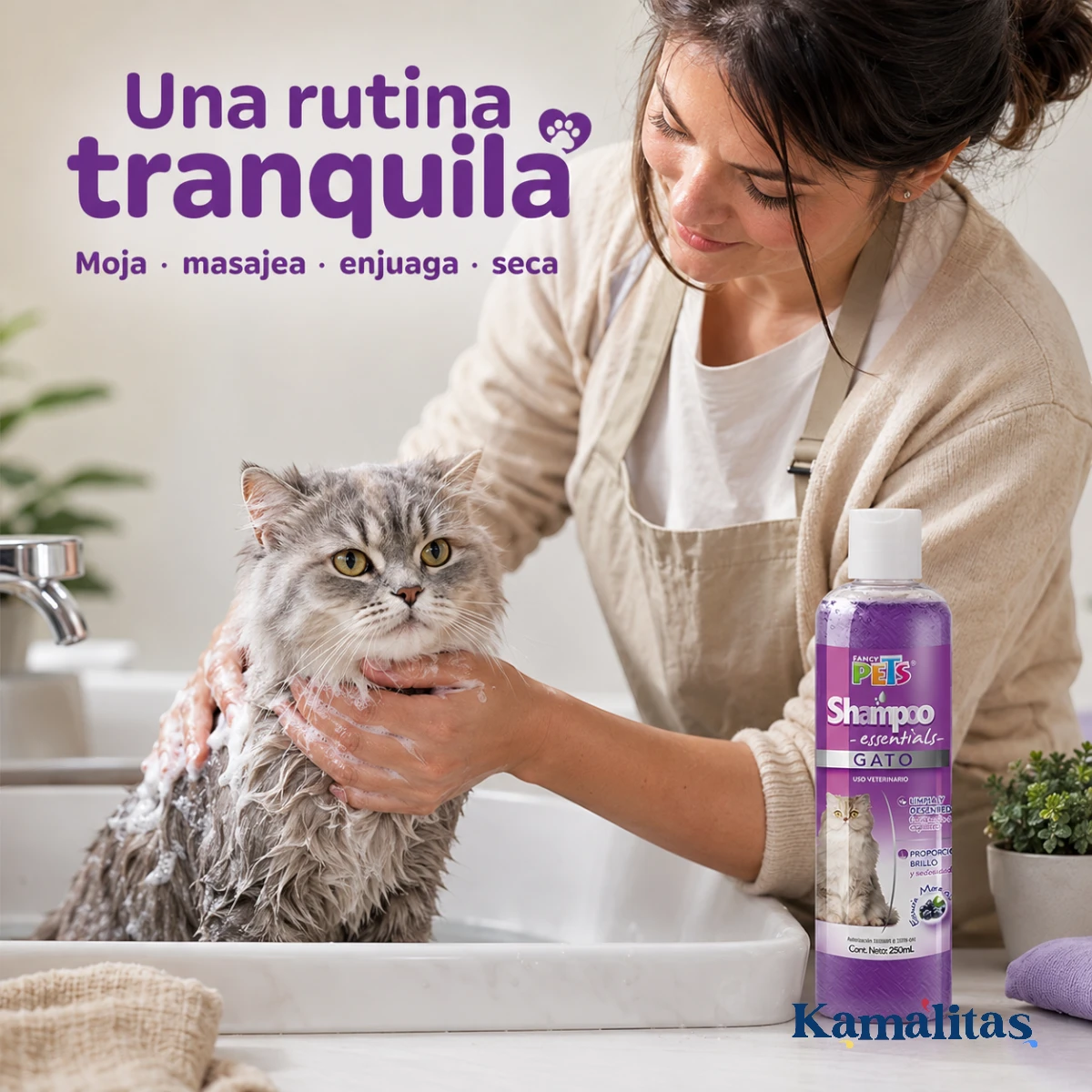 Tutora bañando cuidadosamente a un gato con shampoo Fancy Pets para limpiar y cuidar su pelaje.