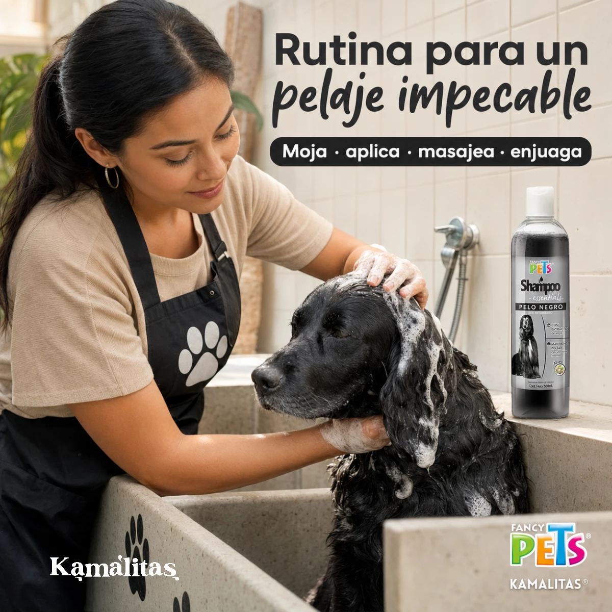 Tutora aplicando shampoo Fancy Pets durante el baño de un perro con pelaje negro.