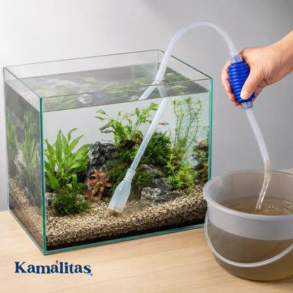 Sifón manual con bomba Acuario Lomas usado en acuario pequeño, ideal para limpieza rápida del fondo y cambio parcial de agua sin ensuciarse.
