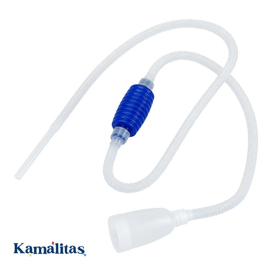 Sifón manual Lomas de una con longitud de uno punto siete metros, mostrando la manguera con bomba de goma azul y pieza de filtro para evitar levantar piedras, en Kamalitas.