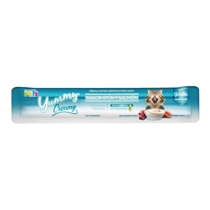 Detalle de un tubo individual de 14g de Yummy Creamy sabor atún y salmón, mostrando su diseño fácil de abrir para dar directamente al gato, en Kamalitas.