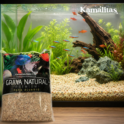 Bolsa de Grava para Acuario Lomas de grano medio presentación de tres kilogramos frente a pecera iluminada, en Kamalitas.