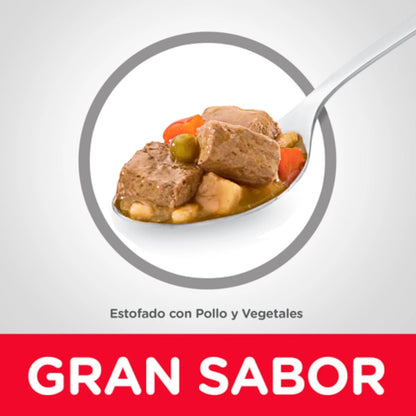 Acercamiento al alimento húmedo Hill's Puppy mostrando la textura de estofado con trozos de pollo y granos saludables.