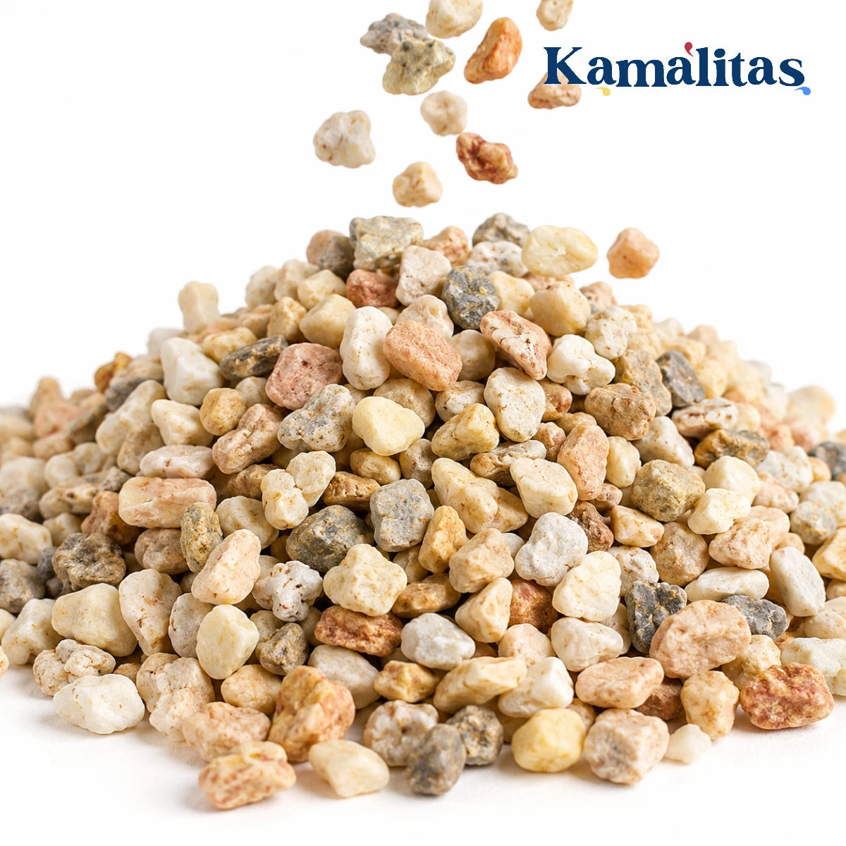 Acercamiento a la textura y color de los granulos de grava natural premium de tres a ocho milímetros, en Kamalitas.