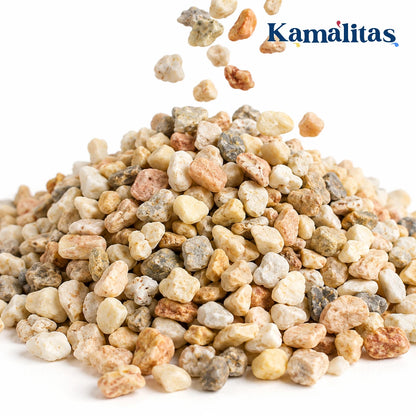 Acercamiento a la textura y color de los granulos de grava natural premium de tres a ocho milímetros, en Kamalitas.