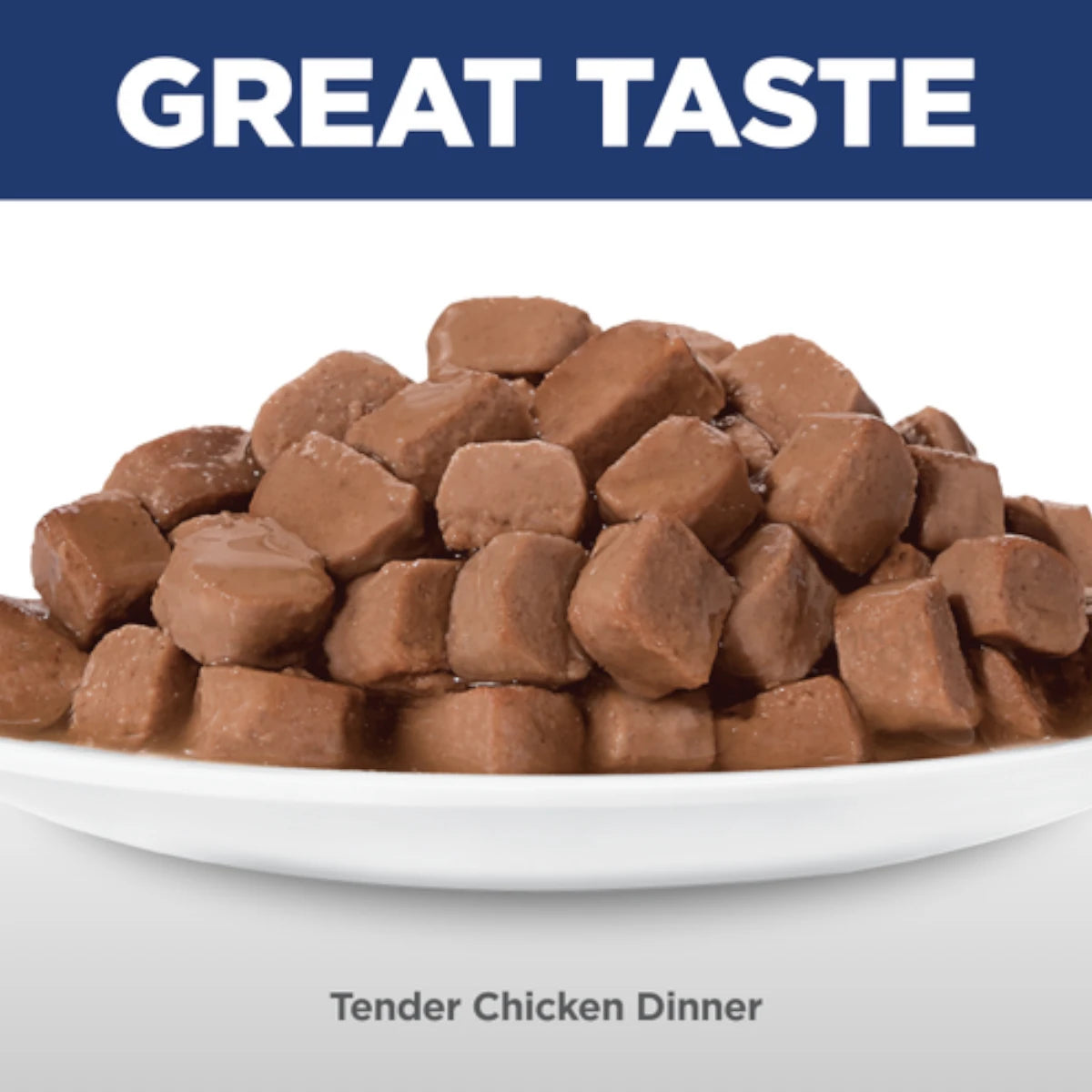 Acercamiento al platillo de Hill's Tender Chicken Dinner mostrando la jugosa textura de los trozos de pollo en salsa para gatos adultos.