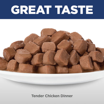 Acercamiento al platillo de Hill's Tender Chicken Dinner mostrando la jugosa textura de los trozos de pollo en salsa para gatos adultos.