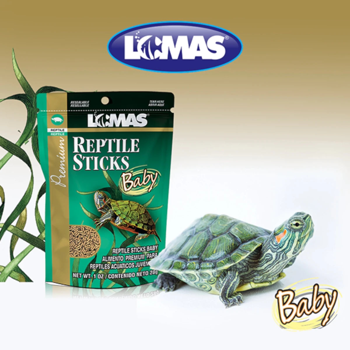 Tortuga japonesa bebé junto a un sobre de alimento Reptile Sticks Baby, mostrando el tamaño ideal del stick para su mordida.