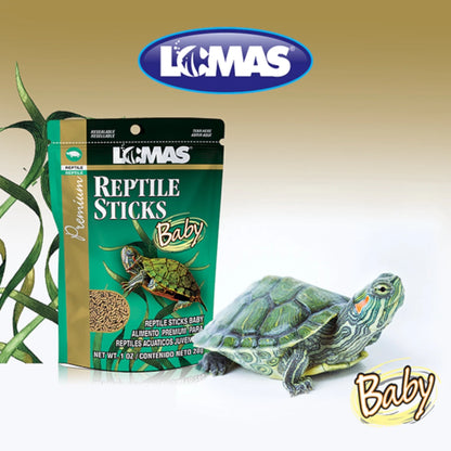 Tortuga japonesa bebé junto a un sobre de alimento Reptile Sticks Baby, mostrando el tamaño ideal del stick para su mordida.