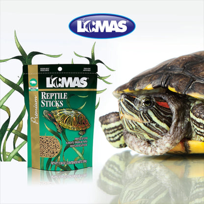 Tortuga de orejas rojas junto al empaque de Reptile Sticks Lomas, mostrando los sticks flotantes ideales para su alimentación diaria.