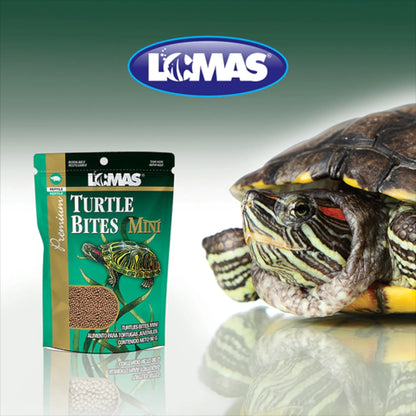 Tortuga de orejas rojas juvenil al lado de l envase de  mini bites flotantes de Premium Turtle Bites.