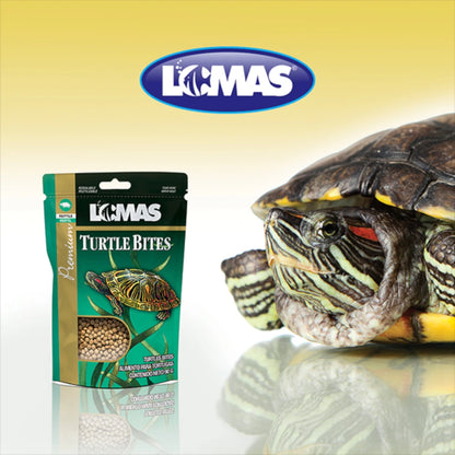Tortuga de orejas rojas junto al empaque de Turtle Bites Lomas, mostrando el tamaño ideal de los bites para una nutrición balanceada.