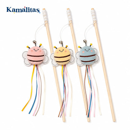 Varita para gato con abeja de peluche en colores rosa, azul y amarillo, con varita de madera, cascabel y listones decorativos.