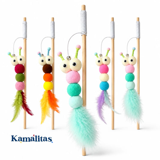 Varita interactiva para gato con peluche suave tipo oruga, plumas de colores y vara de madera, ideal para juego, ejercicio y estimulación felina, disponible en Kamalitas.