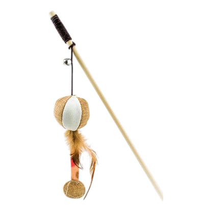 Varita de madera con hilo elástico, pelota de algodón texturizada y plumas naturales para juego de gatos.