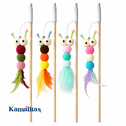 Varita para gato con peluche tipo oruga en colores disponibles, con bolitas suaves, plumas y vara de madera para juego interactivo, disponible en Kamalitas.