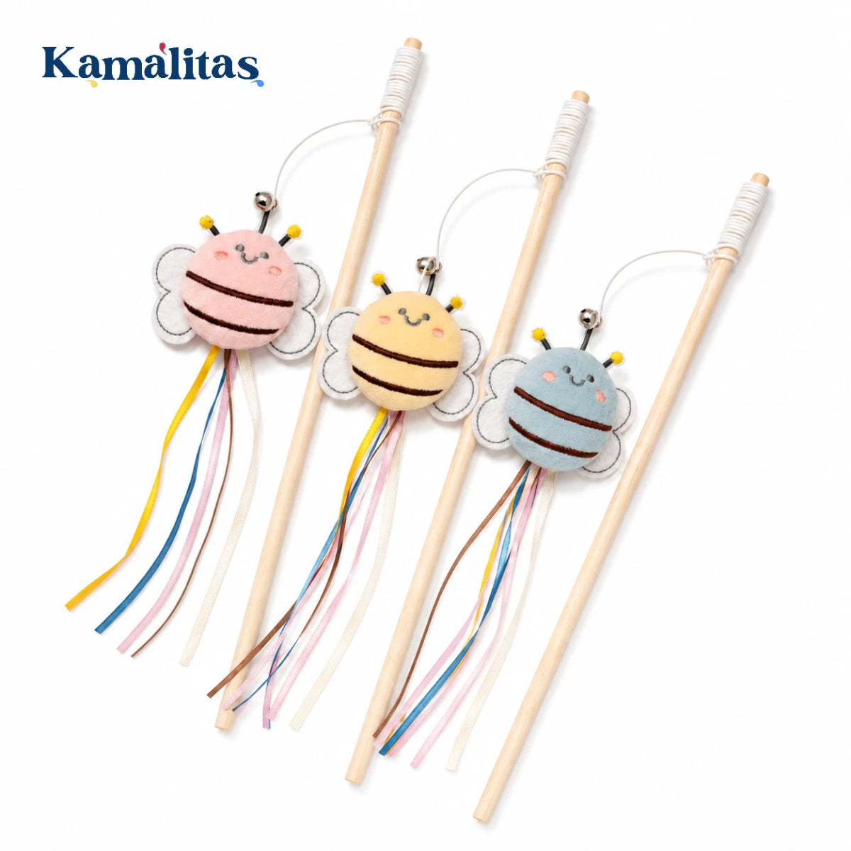 Varita para gatos con abeja de peluche, cascabel y listones colgantes en colores rosa, azul y amarillo disponible en Kamalitas.