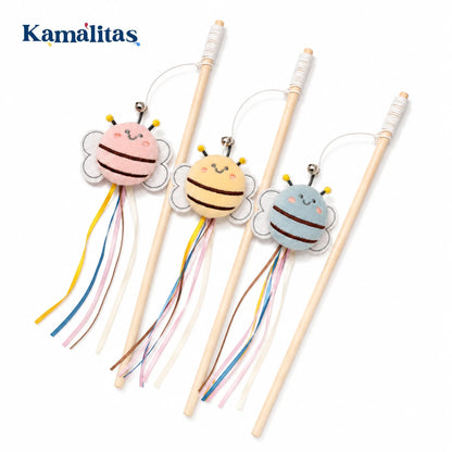 Varita para gatos con abeja de peluche, cascabel y listones colgantes en colores rosa, azul y amarillo disponible en Kamalitas.