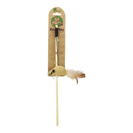 Juguete Eco Play de Naturance para gato en forma de varita con ratón de textil natural y plumas sobre empaque de cartón reciclable.